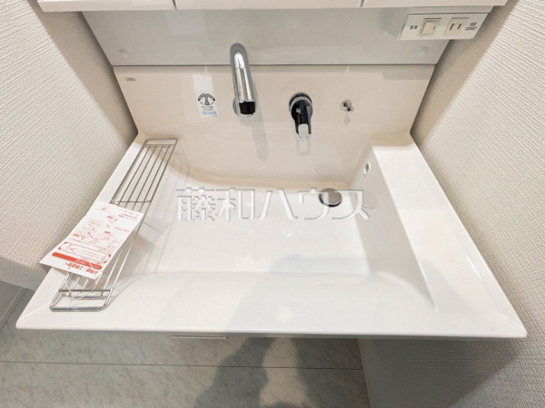1号棟　 洗面ボウルは広々平らな底面なので付け置き洗い等できます。深さがあるので水も飛び散らず使い勝手便利です。 　【西東京市中町４丁目】