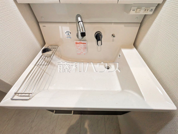 2号棟　 洗面化粧台のボウルは汚れにくく、幅も広めでお掃除も楽々できます。 【西東京市中町４丁目】