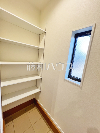 1号棟　シューズインクローク　【練馬区大泉学園町６丁目】ご家族の靴はもちろん、お子様の外遊びのおもちゃなども収納できる使い勝手の良いシューズインクローク