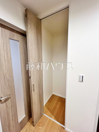 1号棟　玄関収納　【練馬区大泉学園町６丁目】季節ものの家電や、掃除機などを収納できる玄関収納があると、居室やリビングといった生活空間がスッキリと片付きます。