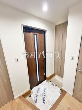 1号棟　玄関　【練馬区大泉学園町６丁目】「住まいの顔」とも言われ、家全体のイメージを左右する重要な玄関スペース。お気に入りのインテリア用品や小物などで素敵な空間を演出してください。