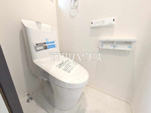 清潔な空間を保ちたいトイレはオフホワイトでまとめました。毎日使う場所だからこそお手入れも楽々にできる機能が搭載されております。汚れが付着しにくい便器はお掃除も楽々です。【三鷹市中原４丁目】2号棟　