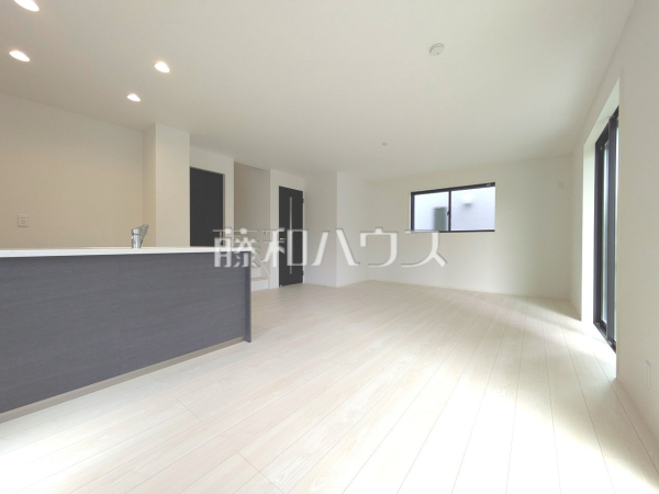 たっぷりの日差しや心地良い風が入る、広々としたリビングが魅力　【三鷹市中原４丁目】　2号棟　リビング