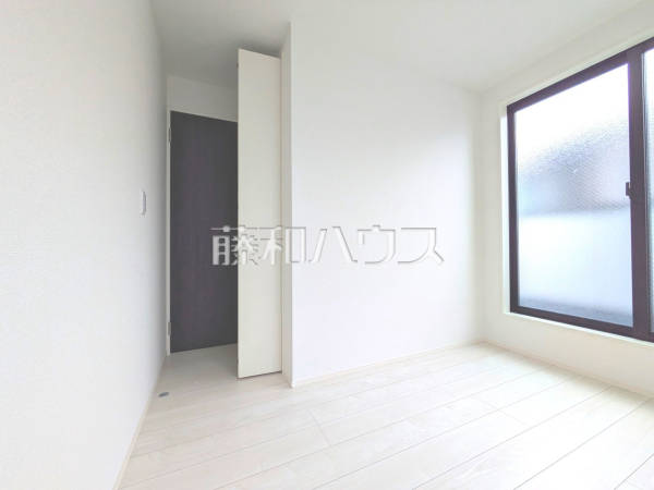 木目が美しいウッディなフローリングの居室は、穏やかで心安らぐ空間となるでしょう。【三鷹市中原４丁目】2号棟　居室　　