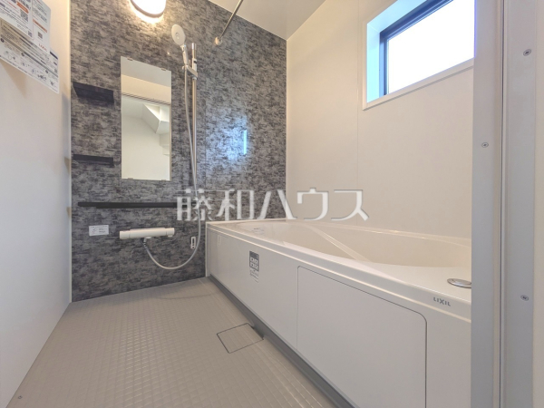 落ち着いた色合いで疲れたからだを癒す、贅沢なくつろぎ空間です。【三鷹市中原４丁目】2号棟　浴室　
　