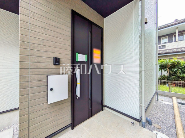 1号棟　玄関　【所沢市寿町】 物件の事、諸費用の事など、小さな疑問もお気軽にご連絡・ご相談下さい。 