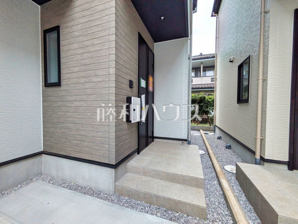 1号棟　外観　【所沢市寿町】 周辺環境はもちろん、日当たりや設備仕様など、実際に行ってみないと分からないことも多くございます。営業担当がご案内いたしますので、お気軽にお問い合わせください。 