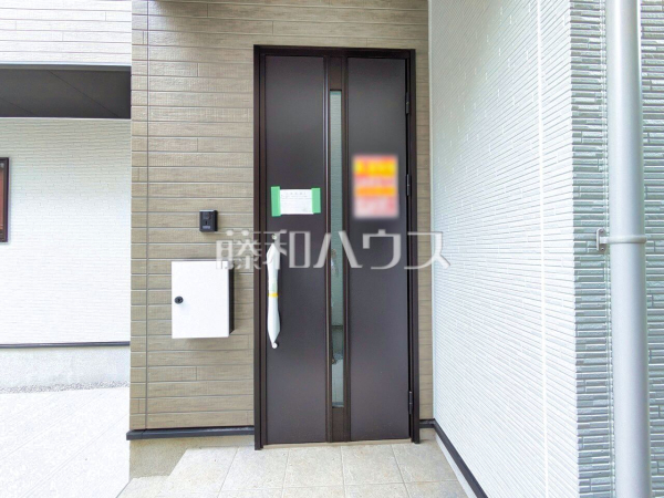 1号棟　玄関　【所沢市寿町】 見学はしたいけど、なかなか時間が取れない・・・そんな方に出勤前や仕事終わりにマイホームを見学できるサポートをいたします。 
