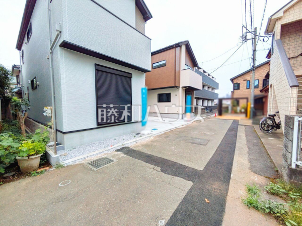 接道状況および現場風景　【所沢市寿町】 お住まい探しは、家の良し悪しだけでなく周辺環境も重要なポイントです。ぜひ一度お客様の目でご覧ください。 