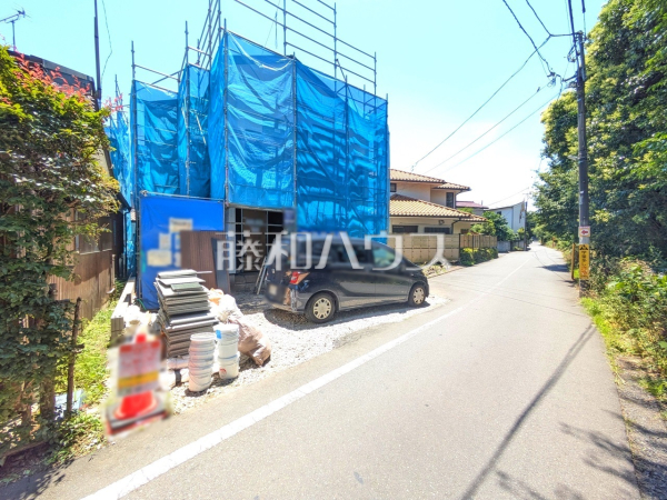 接道状況および現場風景　【小平市小川西町３丁目】
完成前ですがご見学できます。通常ではなかなか見ることのできない建物構造も、建築中だからこそご覧になれます。　