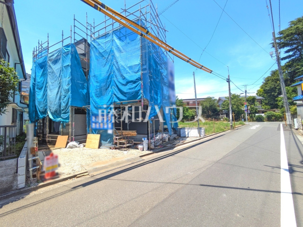 接道状況および現場風景　【小平市小川西町３丁目】
ここに住む方を想像して、着々と建築しております！　
