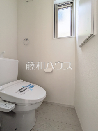 トイレ　【小平市回田町】温水洗浄便機能付きトイレで清潔にご使用いただけます。　