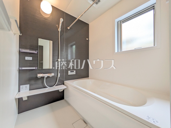 浴室　【小平市回田町】窓付き浴室はしっかり換気ができていつも清潔に、毎日のバスタイムが楽しみになります。　