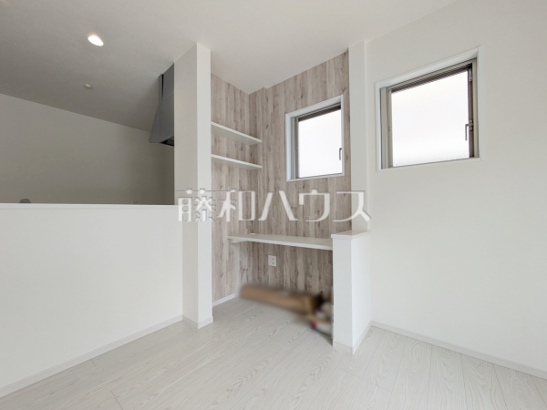 リビング　【小平市回田町】 一日の中で一番長く家族が集まる場所であるリビングは対面キッチンを採用し、明るく開放感を主として設計しました。