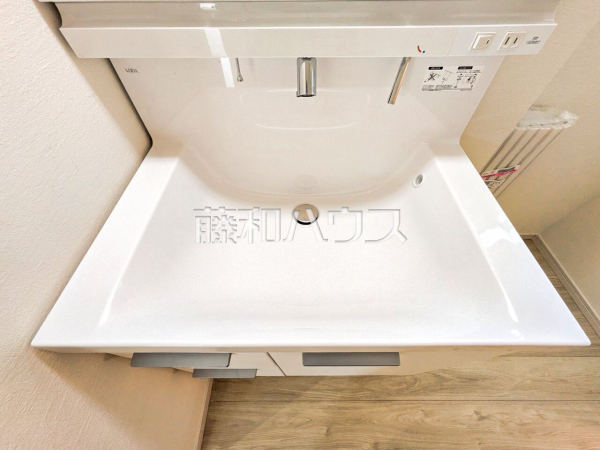 洗面化粧台のボウルは汚れにくく、幅も広めでお掃除も楽々できます。 【清瀬市中清戸５丁目】