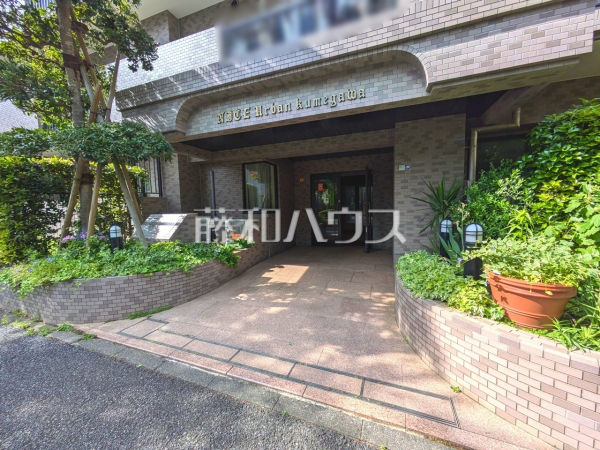 エントランス　【ナイスアーバン久米川】
上質感漂うエントランスは居住者の帰り、訪れる方を優しく迎える、安らぎに満ちた空間を予感させます。　