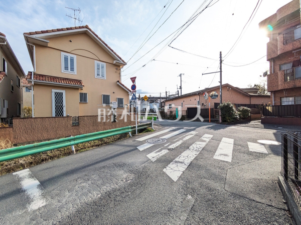 接道状況および現場風景　【日野市三沢】前面道路　北側　公道約7.5ｍ
