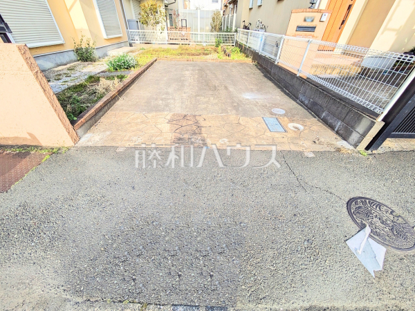 カースペース　【日野市三沢】間口も十分な幅があり、大きめの車（車種による）でもラクラク駐車していただけます。
