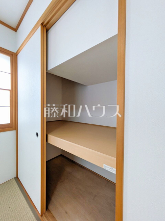 収納　お布団や座布団などたっぷり収納できる押し入れです。クローゼットと比べて奥行きがあるため、シーズンオフのお荷物なども収めることができます。【日野市三沢】