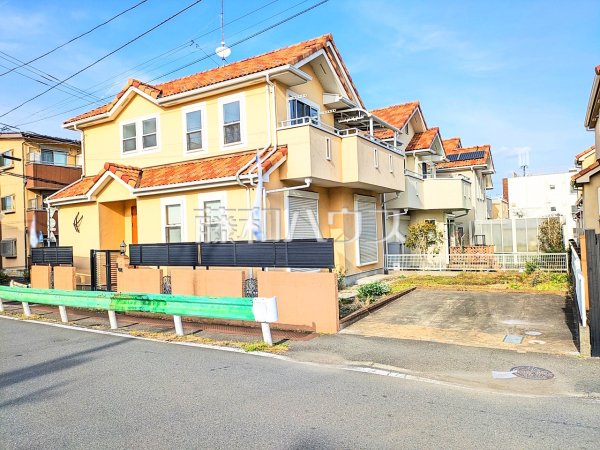 外観　【日野市三沢】南側に駐車場がある為、隣地との距離があり陽当たり良好です。