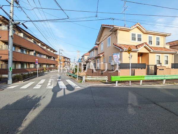 接道状況および現場風景　【日野市三沢】角地につき開放的な立地です。
