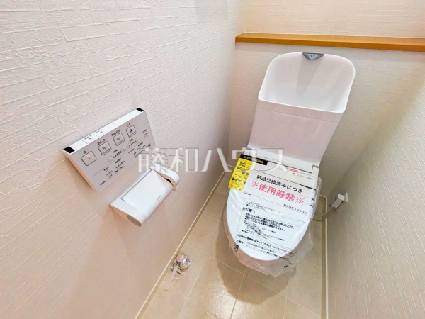 トイレ　トイレは新品取替済みです。温水洗浄便機能付きトイレで清潔にご使用いただけます。【日野市三沢】