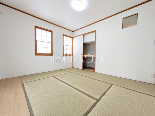 居室　リビング横の和室は、板の間も含めて７帖の広さがあるため、独立した部屋や客間として使えるほか、引き戸を開ければリビングの一部として広々空間で利用できます。【日野市三沢】
