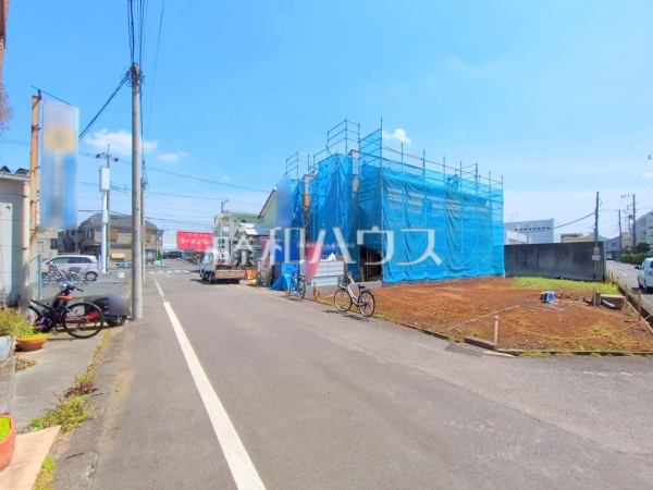 接道状況および現場風景　【東久留米市前沢４丁目】 見学はしたいけど、なかなか時間が取れない・・・そんな方に出勤前や仕事終わりにマイホームを見学できるサポートをいたします。 