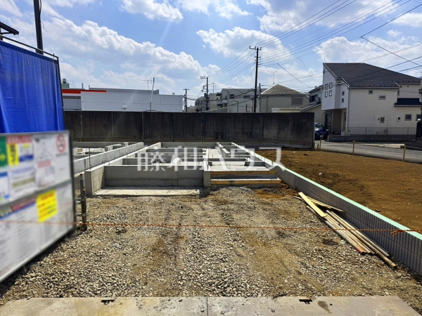 1号棟　外観　【東久留米市前沢４丁目】
まだまだ建築中ですが、ぜひ現地をご覧になりませんか？基礎の状態は建築中にしかご覧になれません！　