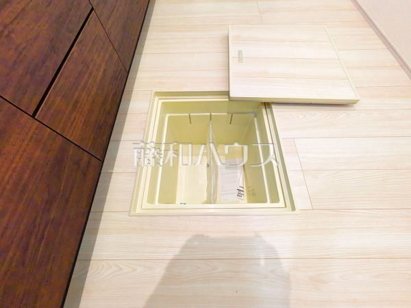 1号棟　 キッチンの床下収納は、パントリー代わりのストック場所としても活用できます！ 　【東久留米市前沢４丁目】