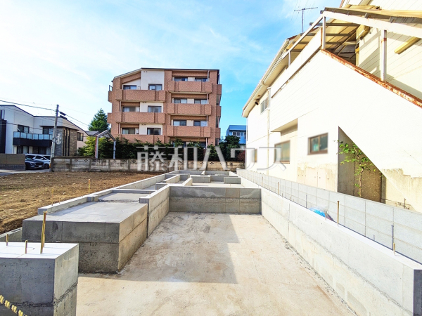 外観　【国立市東４丁目】 まだまだ建築中ですが、ぜひ現地をご覧になりませんか？基礎の状態は建築中にしかご覧になれません！ 