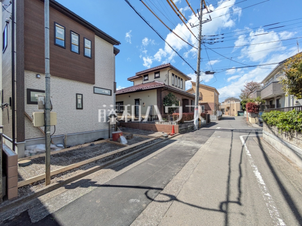 接道状況および現場風景　【立川市幸町４丁目】お住まい探しは、家の良し悪しだけでなく周辺環境も重要なポイントです。