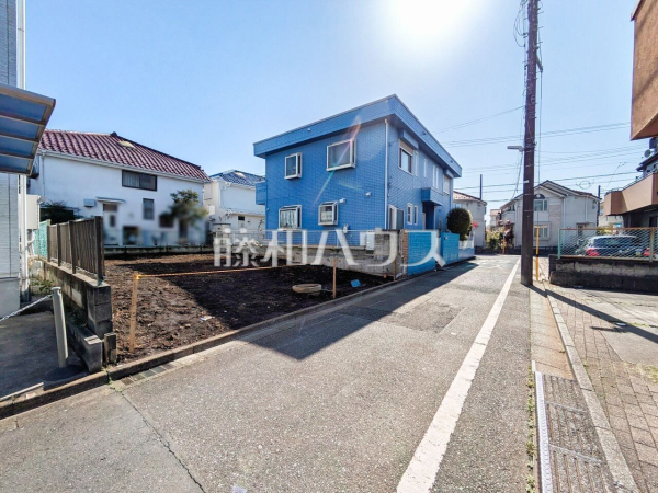 接道状況および現場風景　【西東京市芝久保町３丁目】 見学はしたいけど、なかなか時間が取れない・・・そんな方に出勤前や仕事終わりにマイホームを見学できるサポートをいたします。 