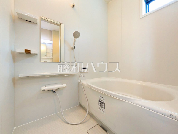  足を伸ばして入れるバスタブで、ゆっくり一日の疲れを癒して下さい。 　【東久留米市金山町２丁目】
