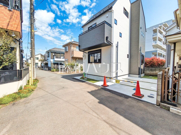 接道状況および現場風景　【東久留米市金山町２丁目】 お住まい探しは、家の良し悪しだけでなく周辺環境も重要なポイントです。ぜひ一度お客様の目でご覧ください。 