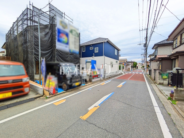 接道状況および現場風景　【武蔵村山市大南２丁目】一戸建ての多いエリアのため、静かで落ち着いた雰囲気の街並みです。