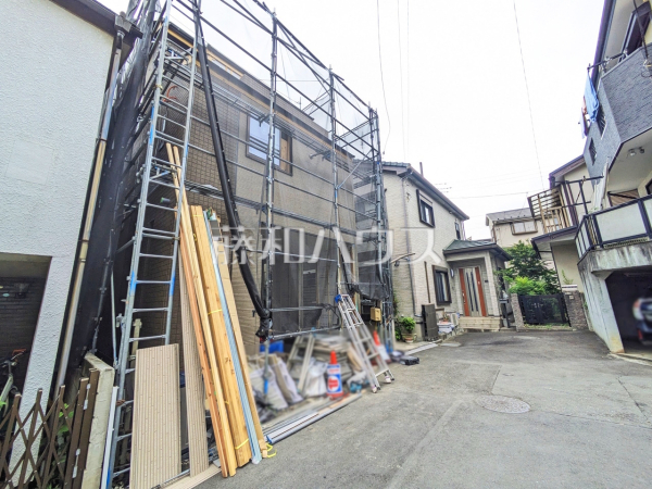 接道状況および現場風景　【所沢市大字上安松】 周辺環境はもちろん、日当たりや設備仕様など、実際に行ってみないと分からないことも多くございます。ご案内いたしますので、お気軽にお問い合わせください。 