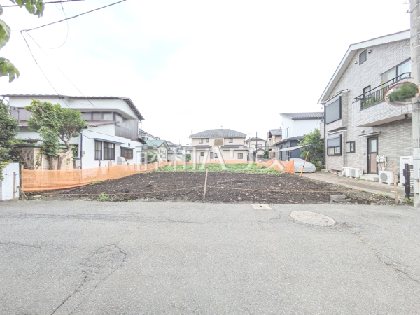 接道状況および現場風景　【日野市大坂上２丁目】旗竿地は、小さなお子様が急に道路に飛び出てしまうことを防ぎます。安心してお庭で遊ぶことができますね。 