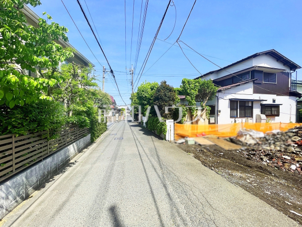 接道状況および現場風景　【日野市大坂上２丁目】 戸建住宅が立ち並ぶ住宅地。静かな時間の流れ。ゆっくりと傾きを変えていく陽の光が清楚な家々を色鮮やかに演出してくれます。 