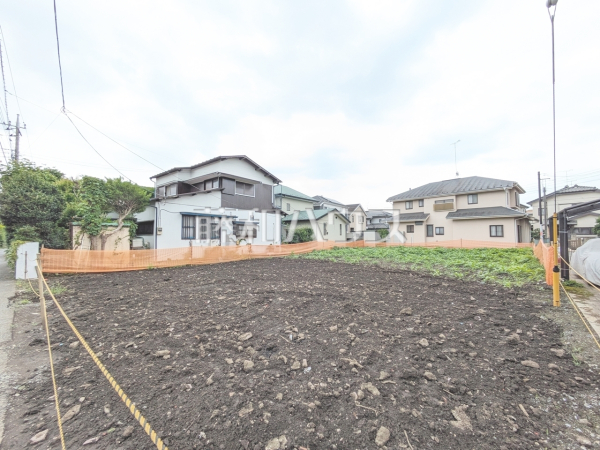現地写真　【日野市大坂上２丁目】　戸建住宅が立ち並ぶ住宅地。静かな時間の流れ。ゆっくりと傾きを変えていく陽の光が清楚な家々を色鮮やかに演出してくれます。 