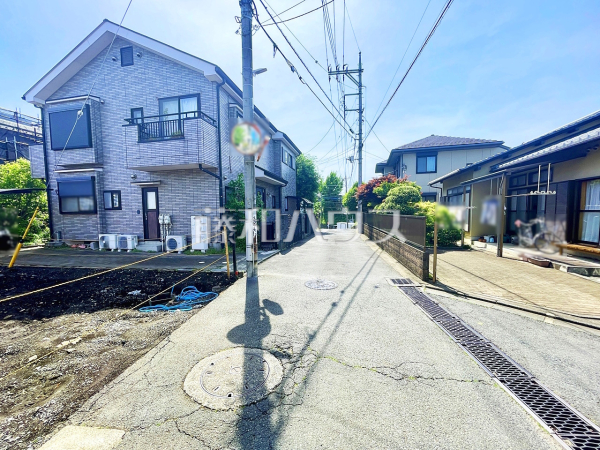 接道状況および現場風景　【日野市大坂上２丁目】
お住まい探しは、家の良し悪しだけでなく周辺環境も重要なポイントです。ぜひ一度お客様の目でご覧ください。　