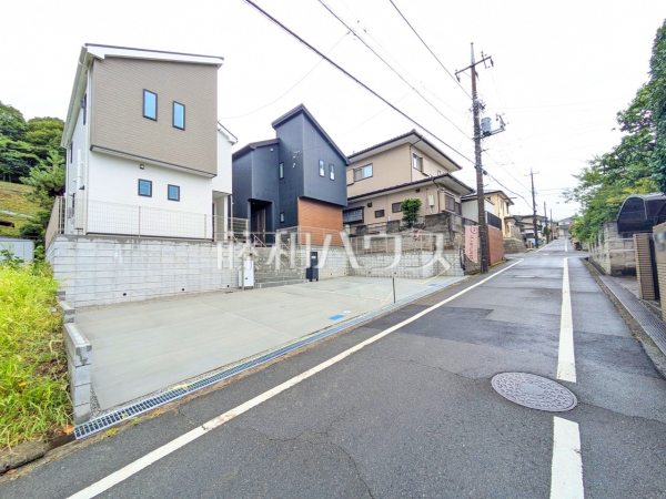 接道状況および現場風景　【八王子市元八王子町３丁目】 「高尾」駅徒歩23分と少し距離はございますが、毎日の通勤通学で駅まで歩けば、運動不足も解消されて一石二鳥です！ 