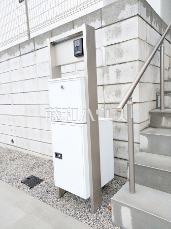 2号棟　宅配ボックス付き郵便受　【八王子市元八王子町３丁目】 ネット通販での荷物の受取り時に役立つ宅配ボックス！外出中でも帰宅時間を気にせず受け取れるのは便利ですね。 