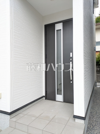 2号棟　玄関　【八王子市元八王子町３丁目】
玄関はお家の顔！植栽やガーデングッズなどを利用し、お客様をお出迎えする玄関アプローチをオシャレに飾ってみてはいかがでしょうか。　