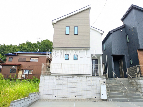 2号棟　 家族みんなの眩い笑顔、豊かな開口がもたらすこの場所は過ごす時を楽しむ時を紡ぐ場所、たくさんの笑顔があふれ心地よい時間が流れていくことでしょう。 　【八王子市元八王子町３丁目】