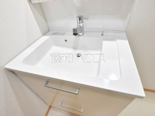 洗面室　【清瀬市松山２丁目】三面鏡付きの洗面台。鏡の裏にも収納があり、歯ブラシや化粧品等もすっきり収納できます。　