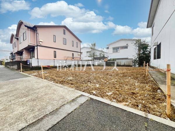 接道状況および現場風景　【日野市高幡】綺麗な整形地のため、思い描いているイメージをカタチにしやすい土地