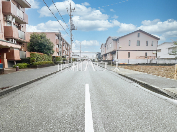 接道状況および現場風景　【日野市高幡】周辺環境はもちろん、日当たりや設備仕様など、実際に行ってみないと分からないことも多くございます。営業担当がご案内いたしますので、お気軽にお問い合わせください。
