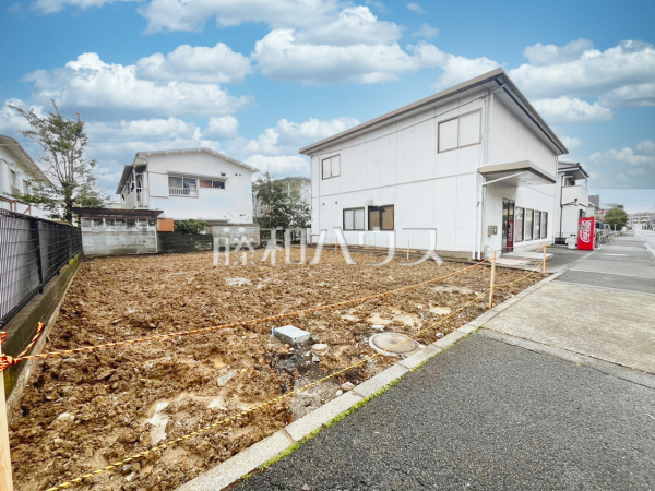 現地写真　【日野市高幡】前面道路11mなので、運転が少し苦手な方でも運転・駐車がしやすそうですね。