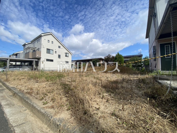 接道状況および現場風景　周辺は落ち着いた雰囲気の住宅地です。小さなお子様がいるご家庭も安心です。【日野市南平１丁目】
